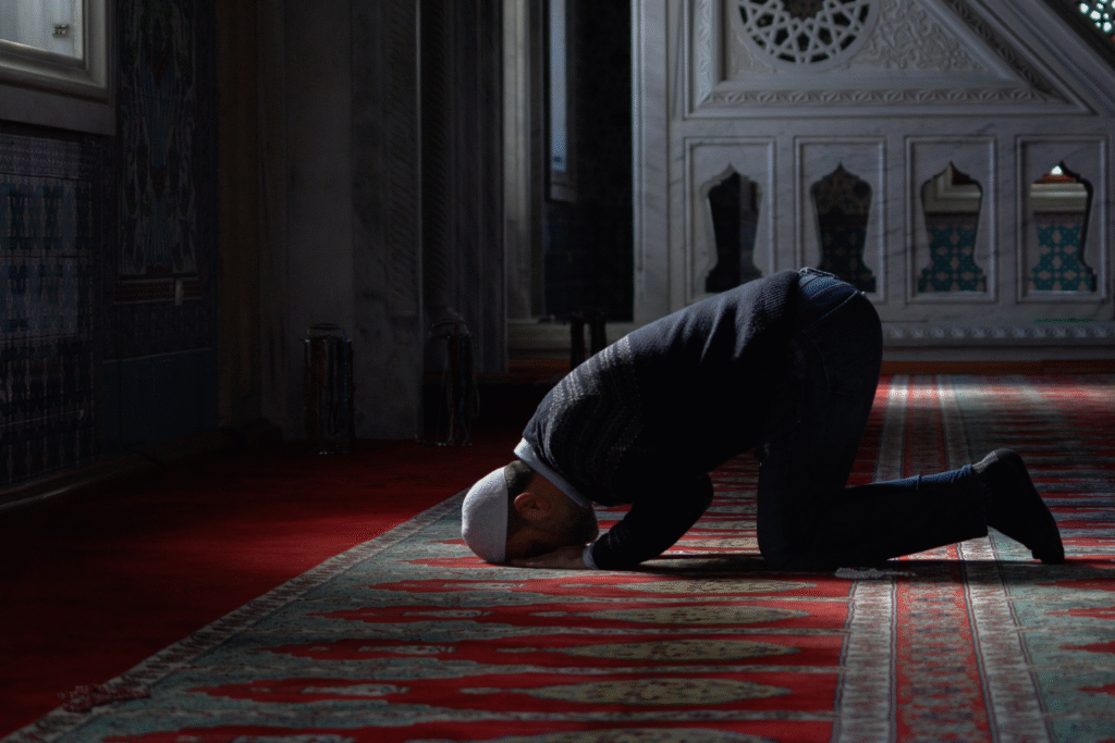 homme faisant la prière